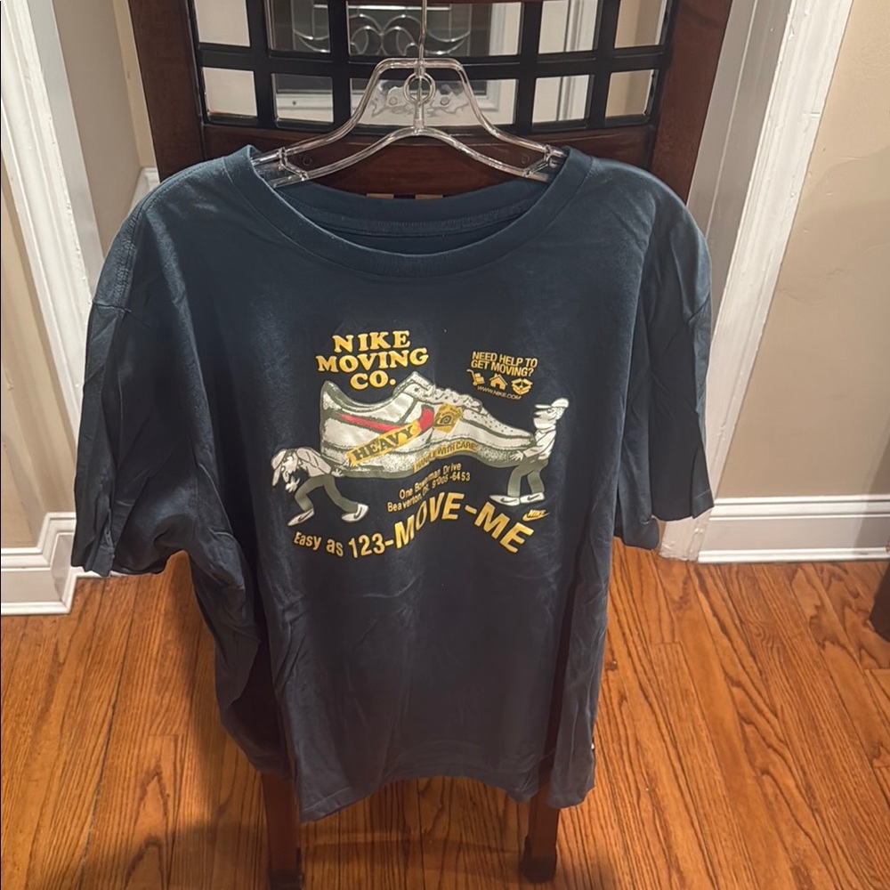 Nike Graphic Tee in Black